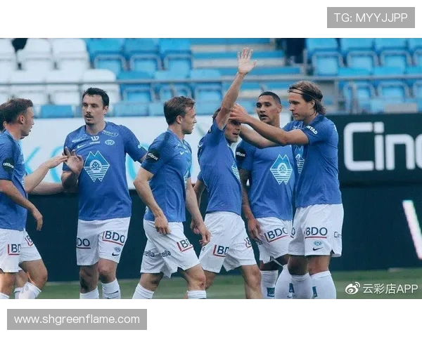 莫尔德与兰赫姆的激烈对决揭示足球战术与团队精神的较量 莫尔德与兰赫姆的激烈对决揭示足球战术与团队精神的较量